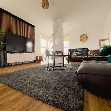 Manchester'S Luxurious 2-Bed Haven With Balcony - Canal Views & Proximity To Manchester United Exterior photo