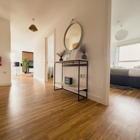 Manchester'S Luxurious 2-Bed Haven With Balcony - Canal Views & Proximity To Manchester United Exterior photo