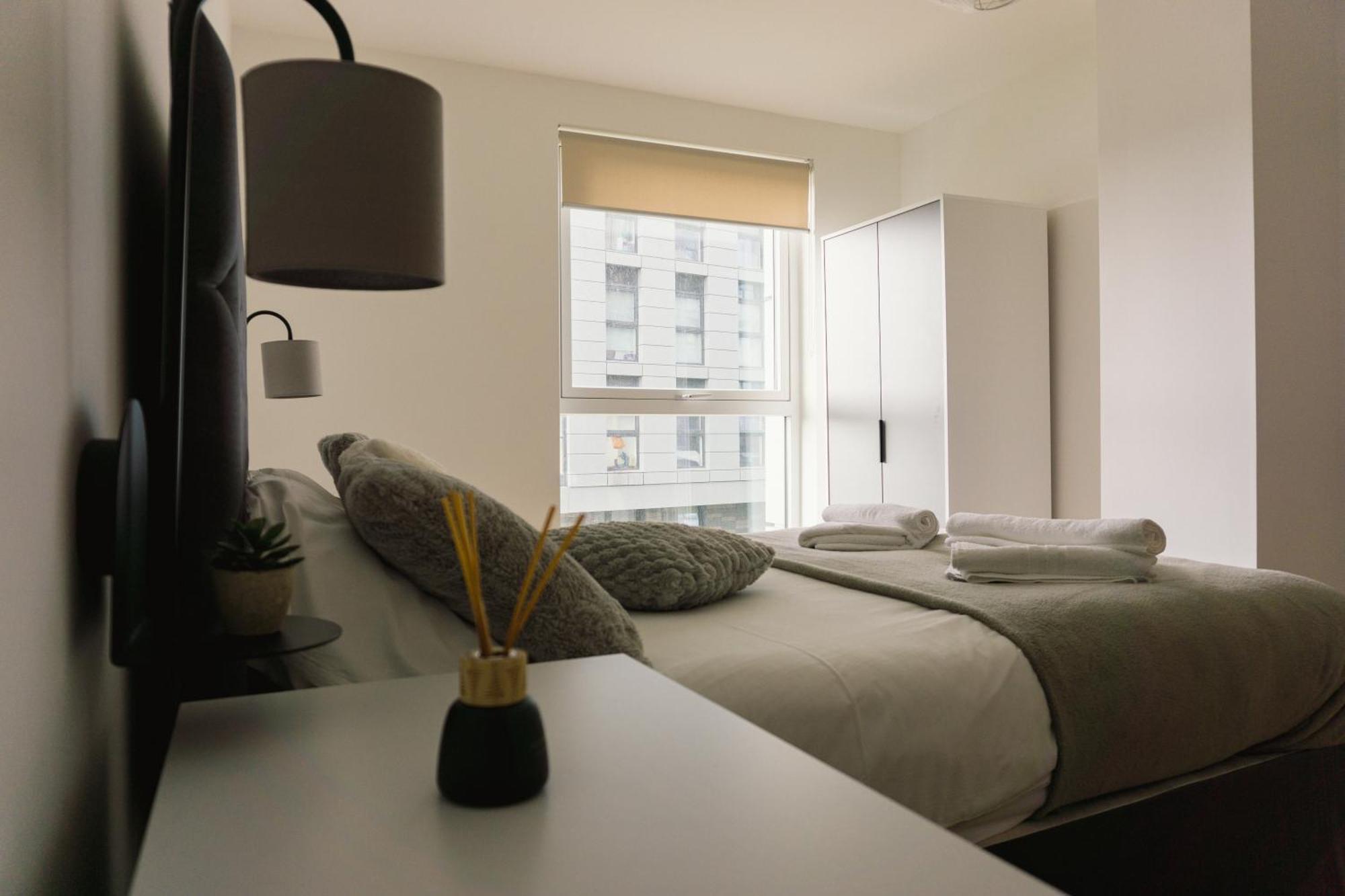 Manchester'S Luxurious 2-Bed Haven With Balcony - Canal Views & Proximity To Manchester United Exterior photo