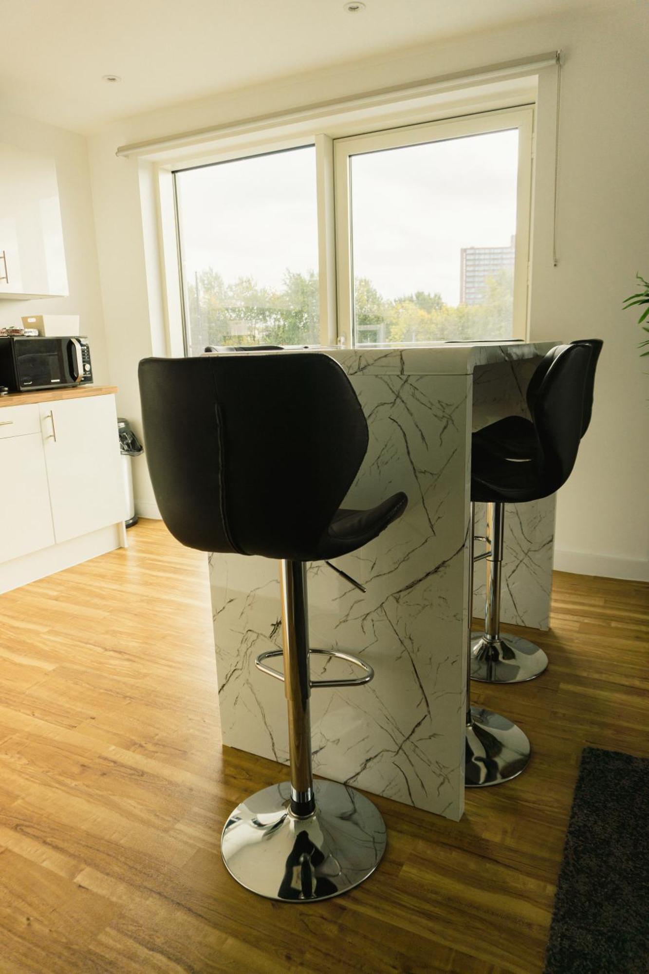 Manchester'S Luxurious 2-Bed Haven With Balcony - Canal Views & Proximity To Manchester United Exterior photo