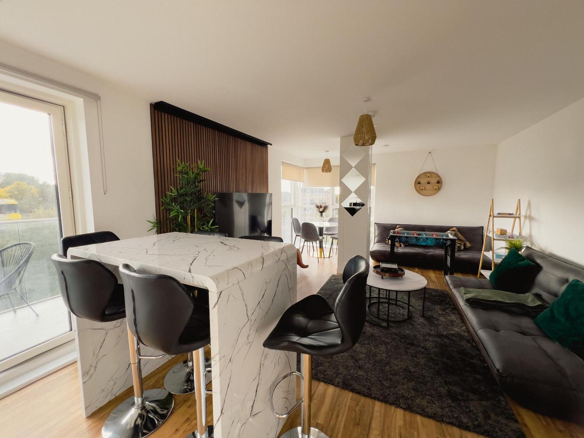 Manchester'S Luxurious 2-Bed Haven With Balcony - Canal Views & Proximity To Manchester United Exterior photo