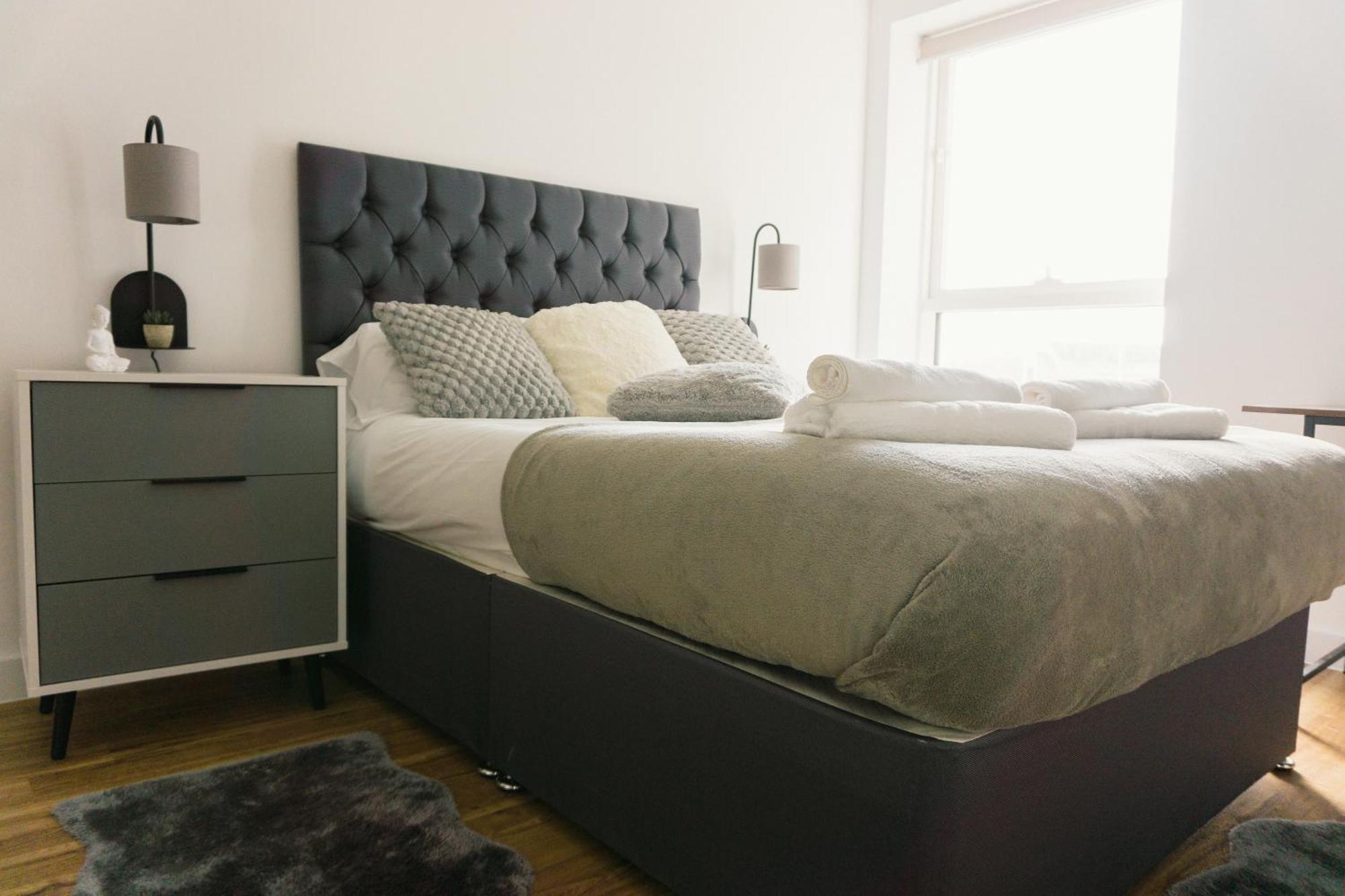 Manchester'S Luxurious 2-Bed Haven With Balcony - Canal Views & Proximity To Manchester United Exterior photo