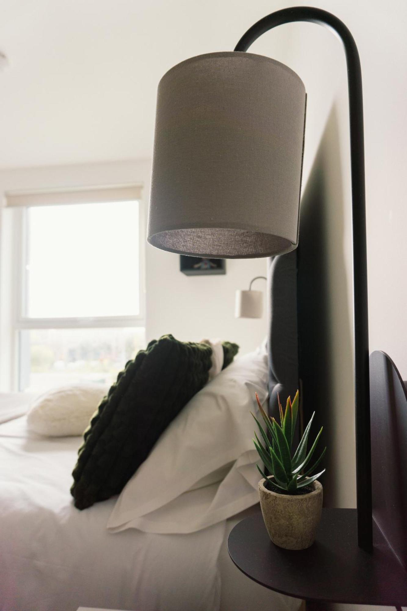 Manchester'S Luxurious 2-Bed Haven With Balcony - Canal Views & Proximity To Manchester United Exterior photo