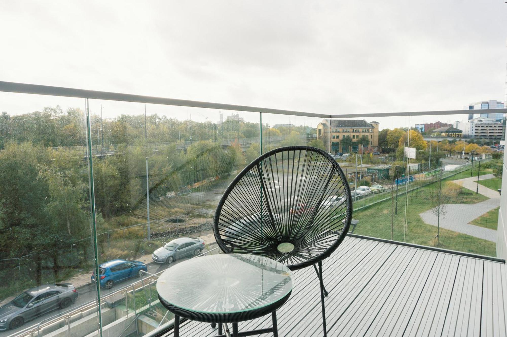 Manchester'S Luxurious 2-Bed Haven With Balcony - Canal Views & Proximity To Manchester United Exterior photo
