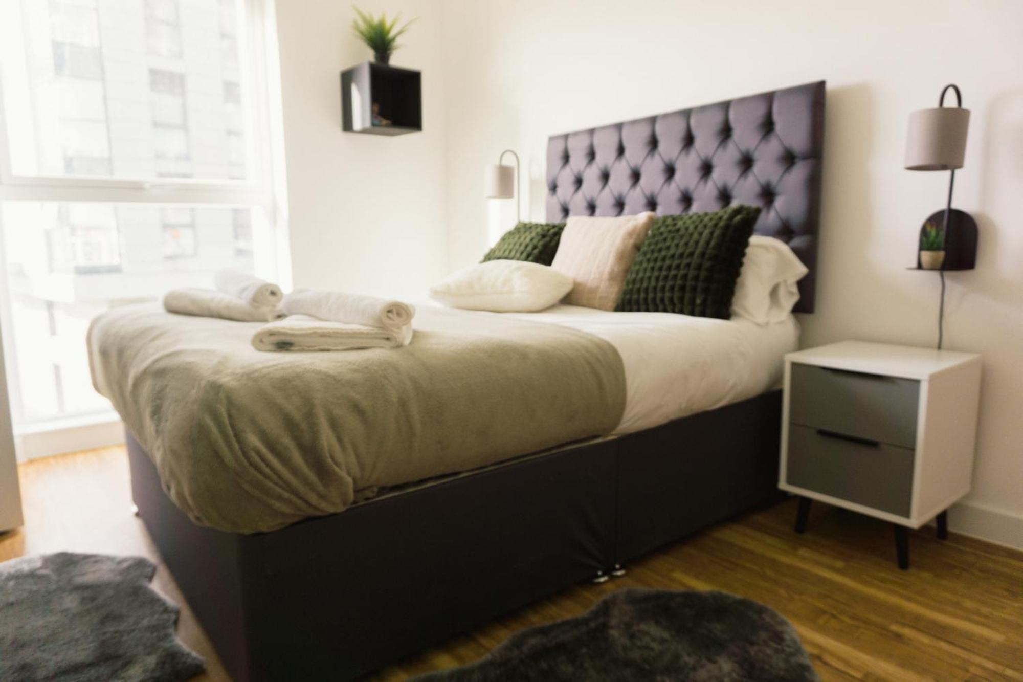 Manchester'S Luxurious 2-Bed Haven With Balcony - Canal Views & Proximity To Manchester United Exterior photo