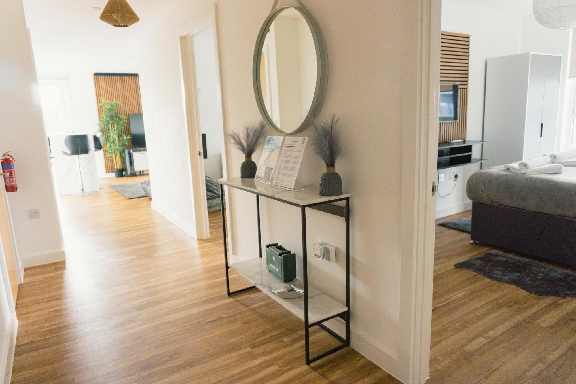 Manchester'S Luxurious 2-Bed Haven With Balcony - Canal Views & Proximity To Manchester United Exterior photo