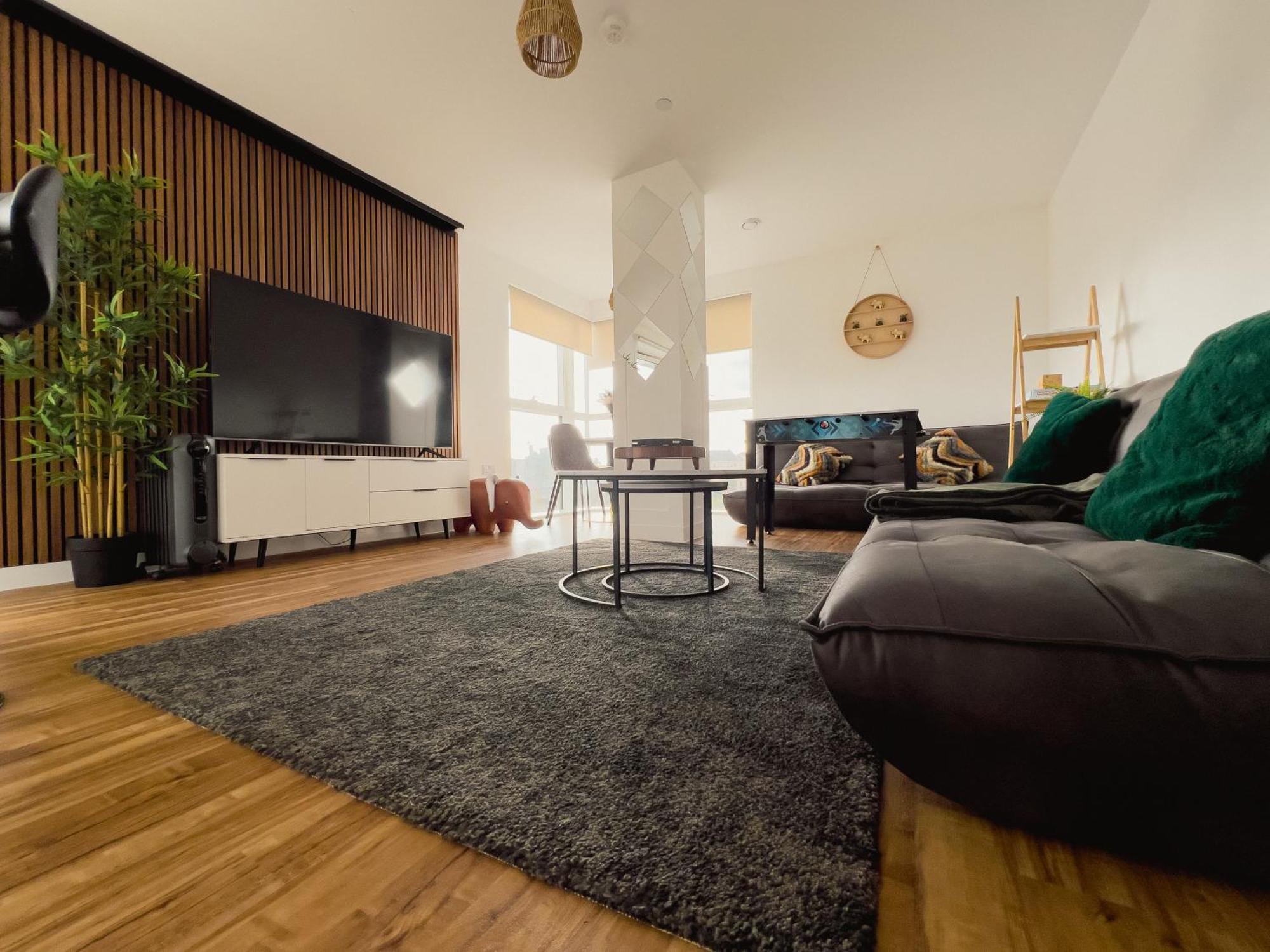 Manchester'S Luxurious 2-Bed Haven With Balcony - Canal Views & Proximity To Manchester United Exterior photo