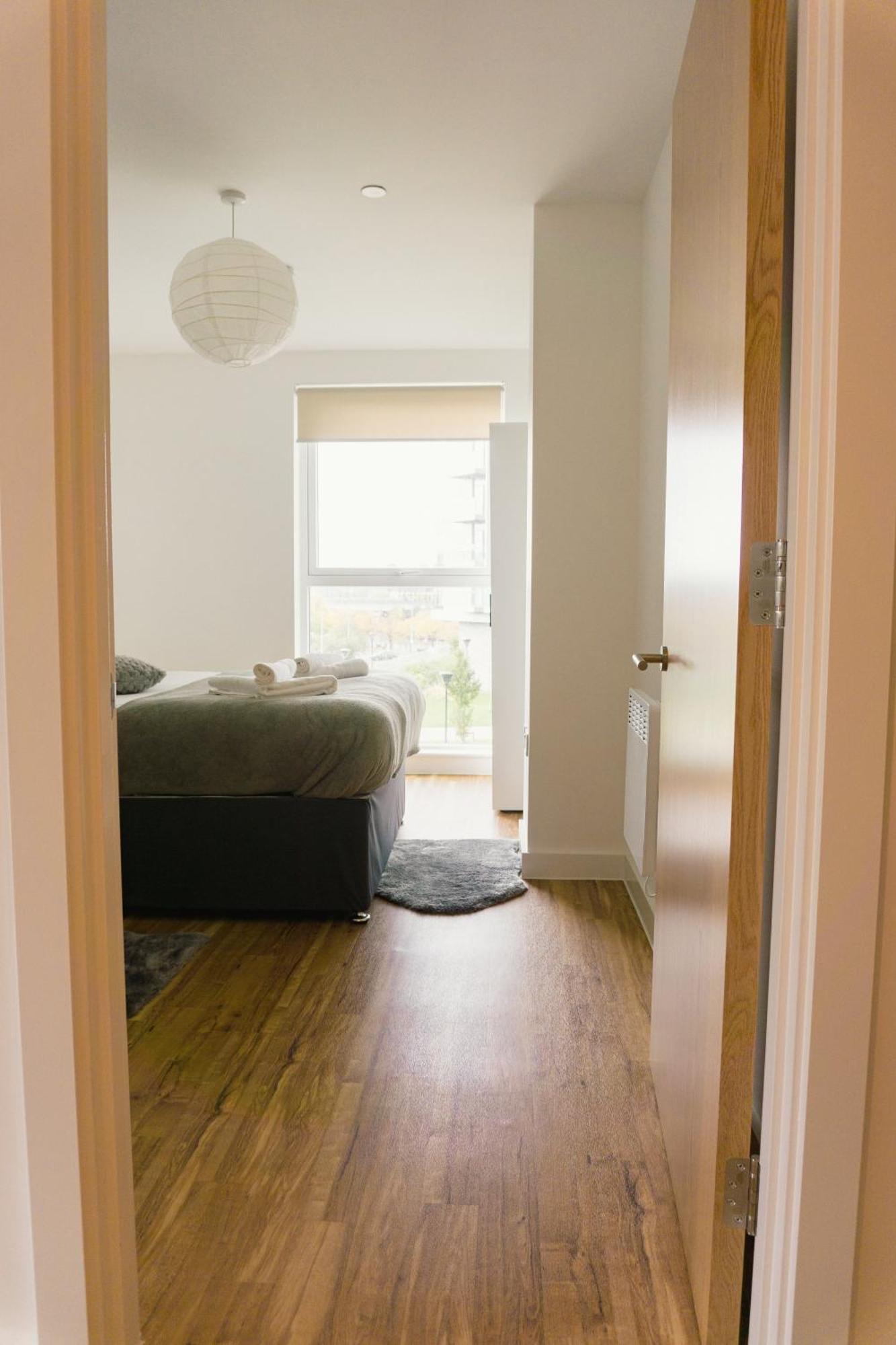 Manchester'S Luxurious 2-Bed Haven With Balcony - Canal Views & Proximity To Manchester United Exterior photo