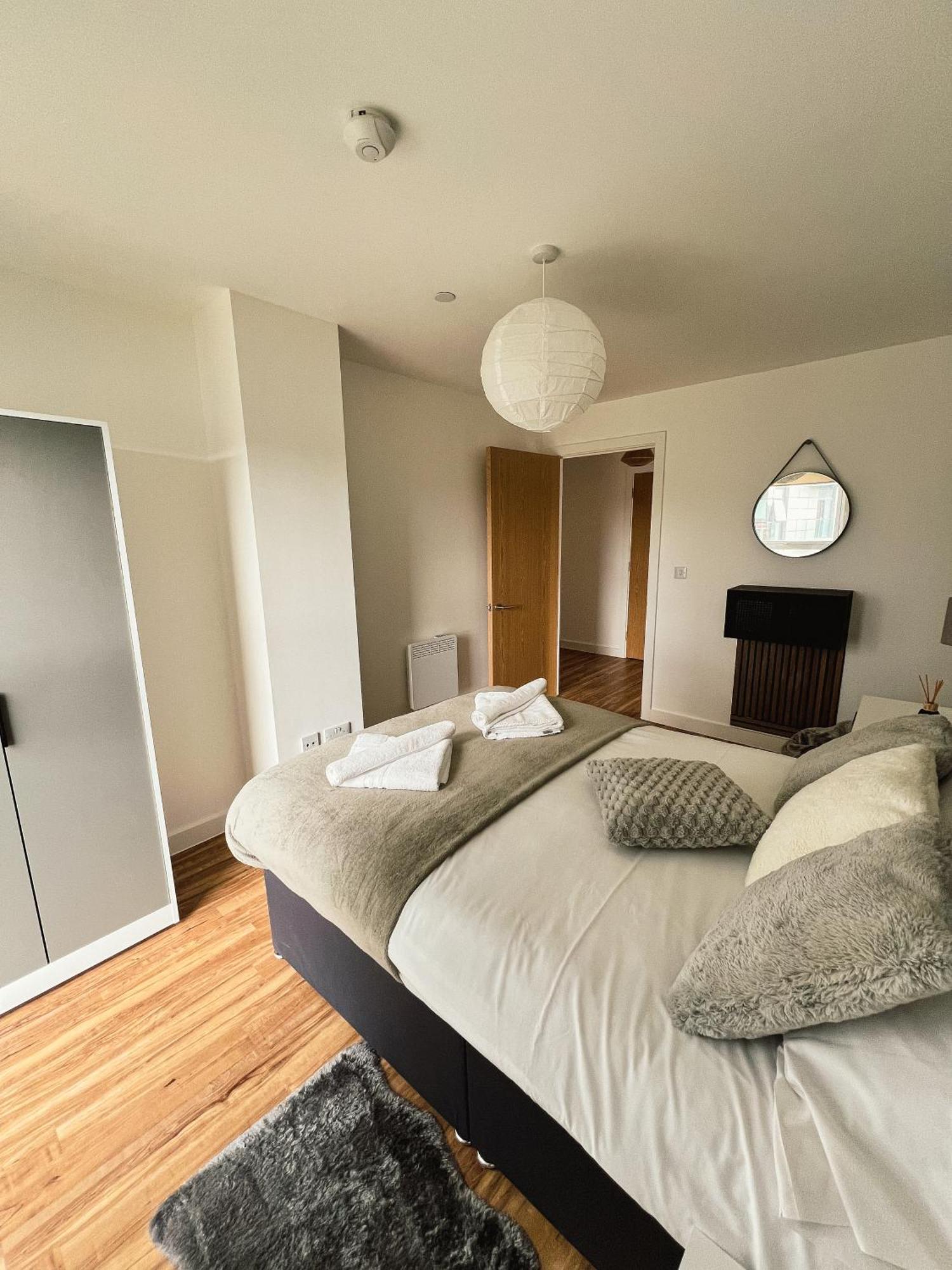 Manchester'S Luxurious 2-Bed Haven With Balcony - Canal Views & Proximity To Manchester United Exterior photo