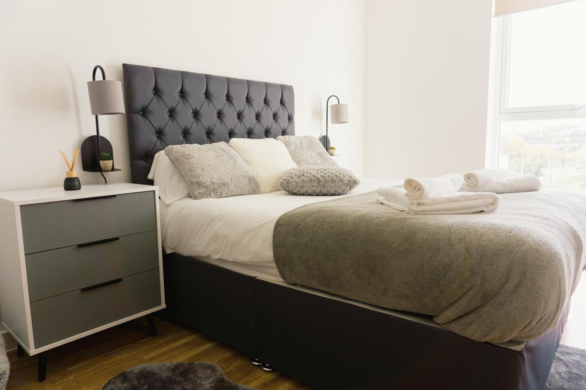 Manchester'S Luxurious 2-Bed Haven With Balcony - Canal Views & Proximity To Manchester United Exterior photo