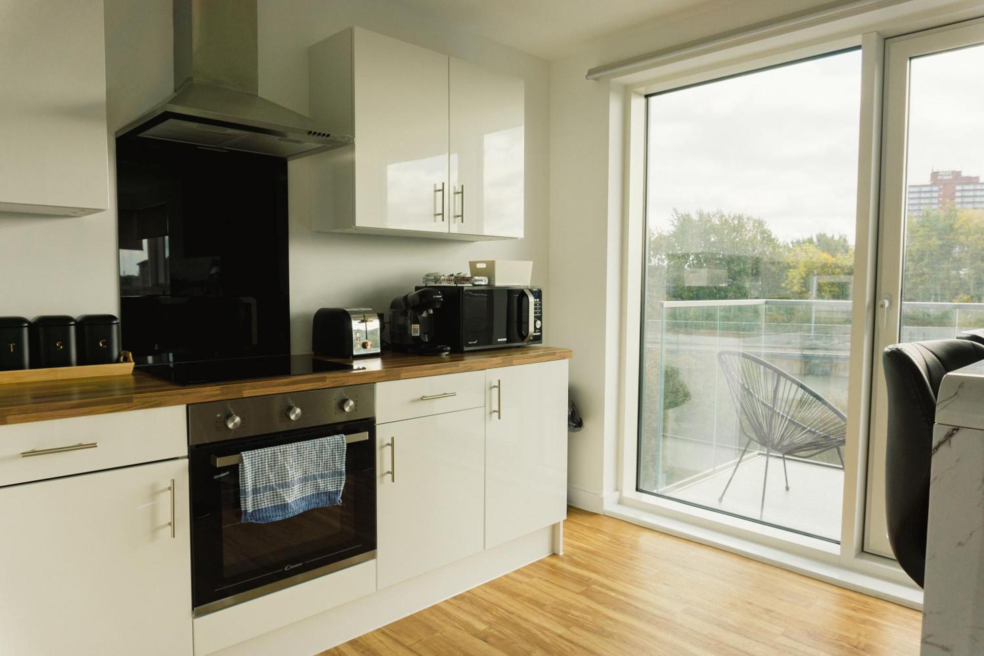 Manchester'S Luxurious 2-Bed Haven With Balcony - Canal Views & Proximity To Manchester United Exterior photo