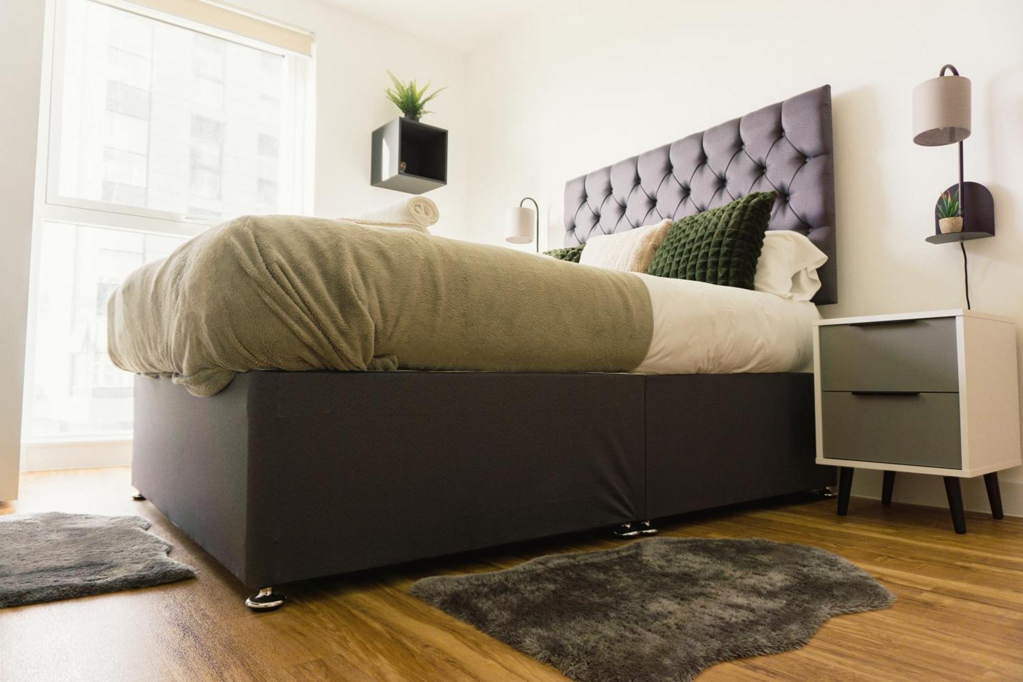 Manchester'S Luxurious 2-Bed Haven With Balcony - Canal Views & Proximity To Manchester United Exterior photo