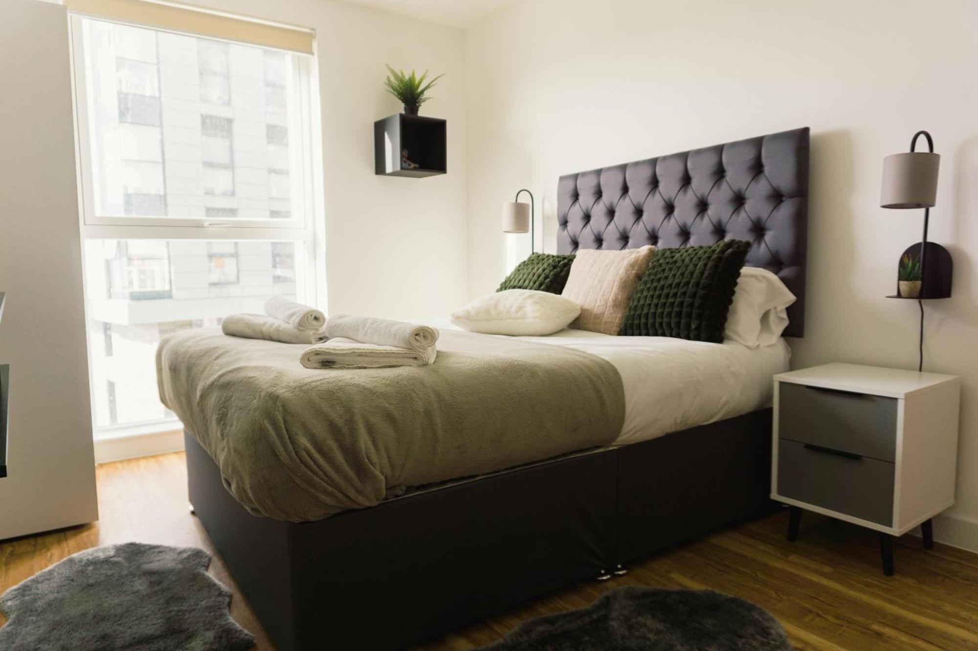 Manchester'S Luxurious 2-Bed Haven With Balcony - Canal Views & Proximity To Manchester United Exterior photo