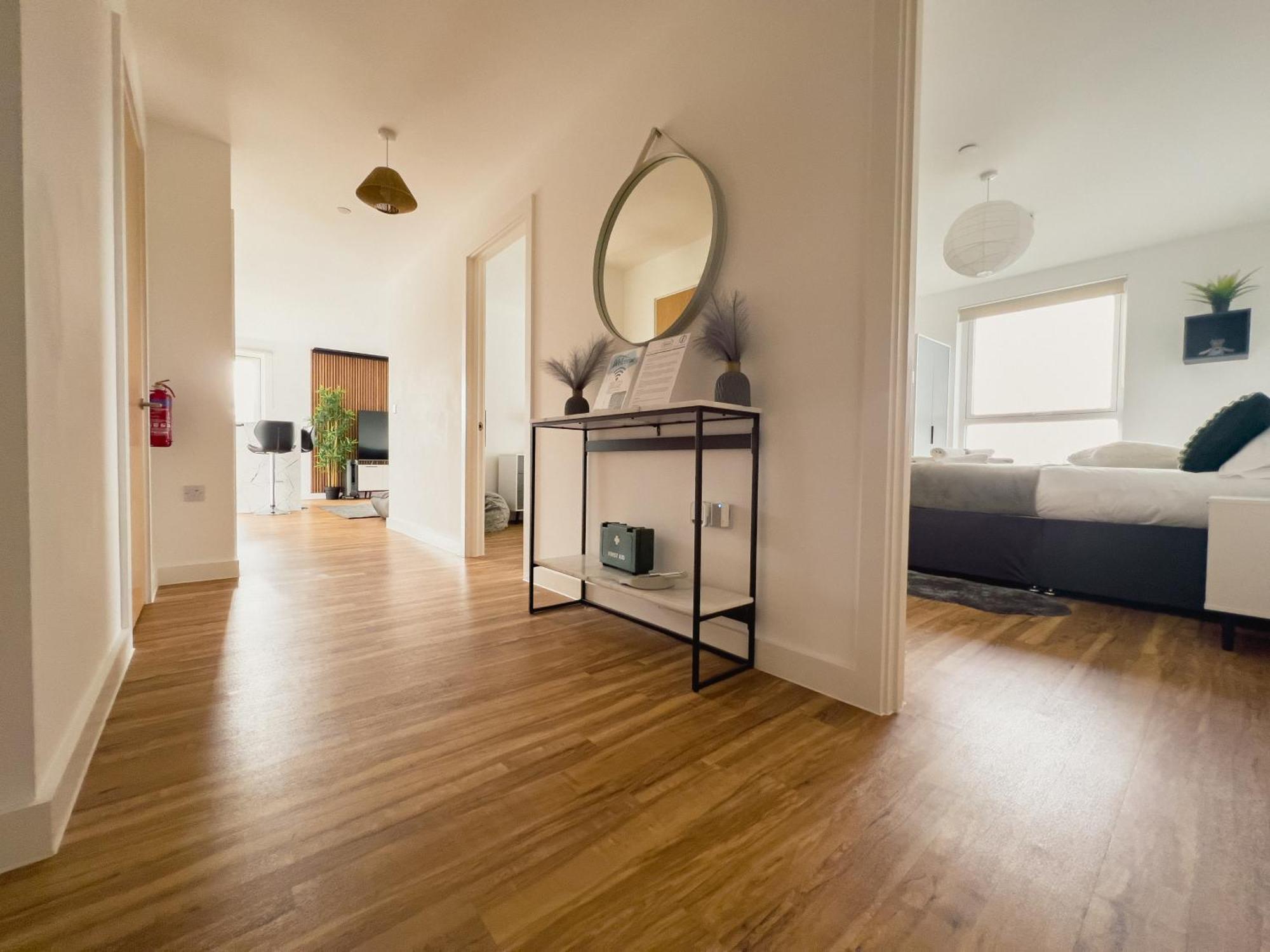 Manchester'S Luxurious 2-Bed Haven With Balcony - Canal Views & Proximity To Manchester United Exterior photo