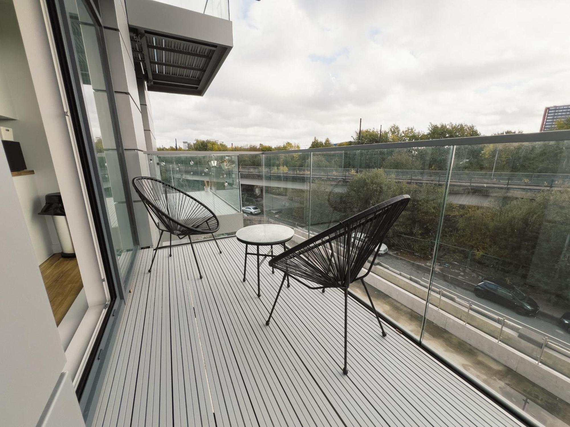Manchester'S Luxurious 2-Bed Haven With Balcony - Canal Views & Proximity To Manchester United Exterior photo