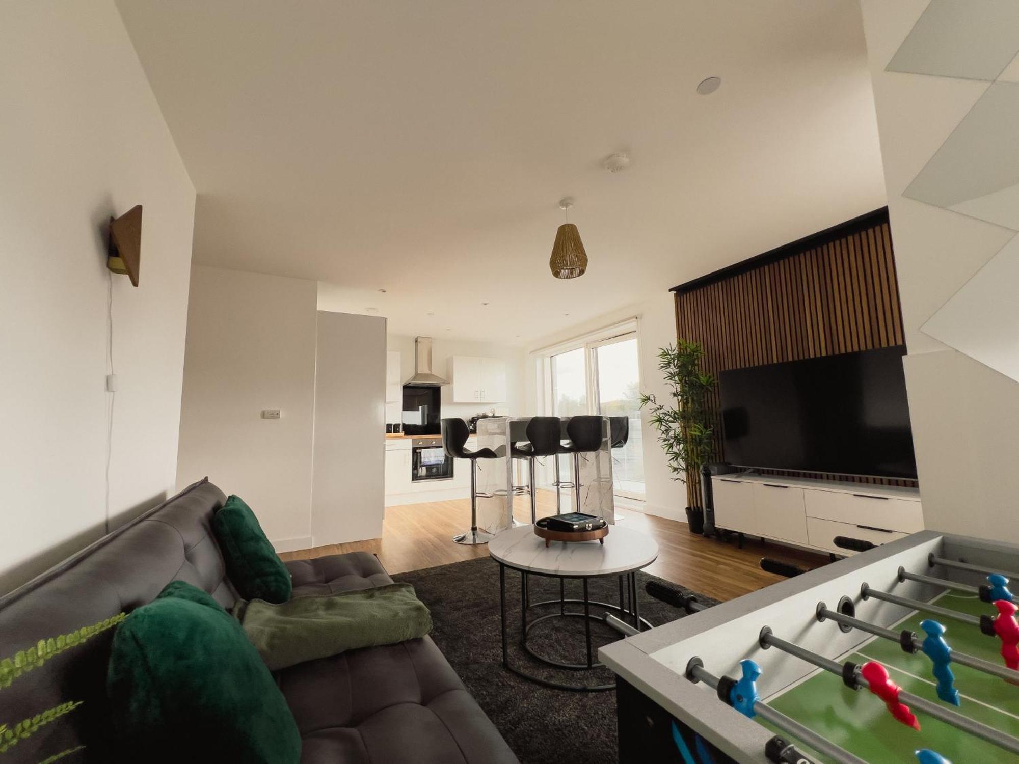 Manchester'S Luxurious 2-Bed Haven With Balcony - Canal Views & Proximity To Manchester United Exterior photo