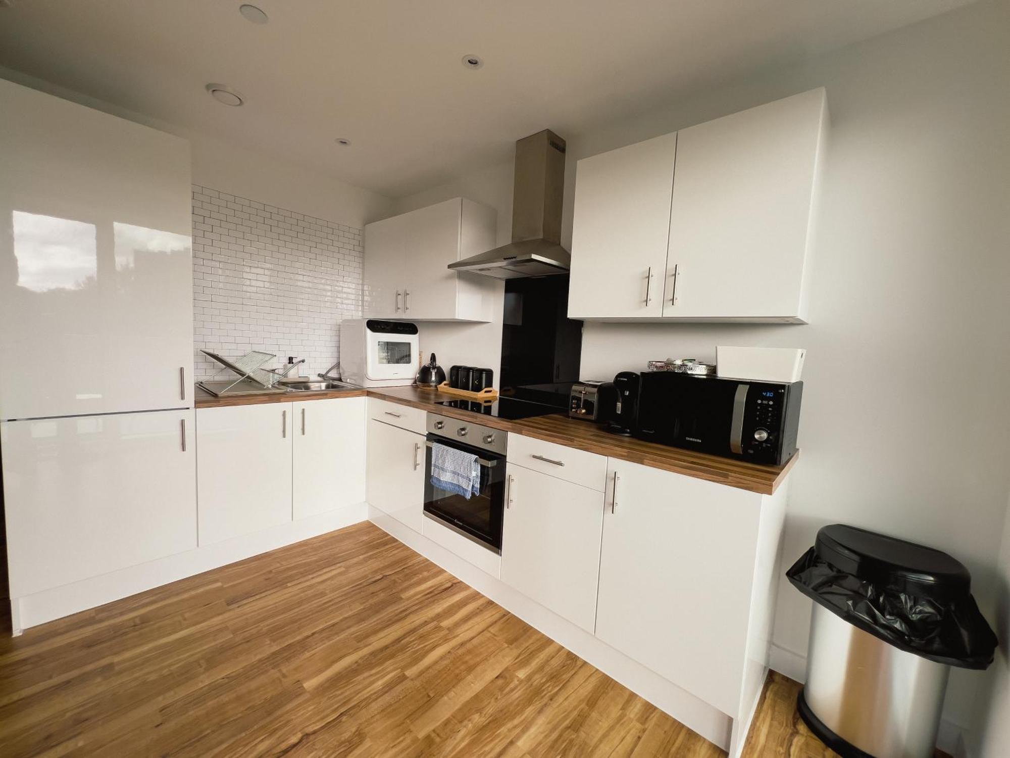 Manchester'S Luxurious 2-Bed Haven With Balcony - Canal Views & Proximity To Manchester United Exterior photo